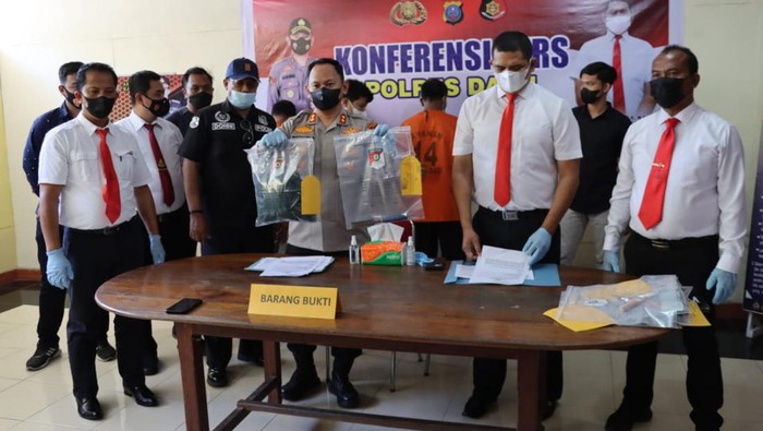 Polres Dairi menggelar keterangan terkait seorang suami yang menikam istrinya menggunakan pahat. istimewa