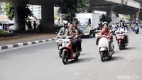 Kurangnya kesadaran tentang keselamatan berkendara bagi para pengendara motor menjadi salah satu alasan mengapa helm kerap disepelekan.