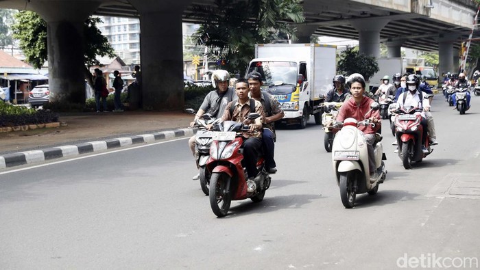 Banyak pengendara sepeda motor yang masih berkeliaran di jalan raya tanpa mengenakan helm dan masker, di saat pandemi Covid-19. Seperti terlihat di Jalan KH Mas Mansyur, Tanah Abang, Jakarta, Senin (18/07/2022).