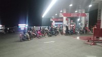Beginilah salah satu penampakan antrean BBM subsidi jenis Pertalite di beberapa SPBU di Kabupaten Cianjur. Meski diakui kondisi antrian masih terpantu normal dan ada stok Pertalite, tapi antrean masih tetap terjadi.