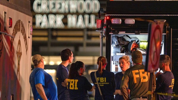 Penembakan Brutal Terjadi Lagi di AS, Kali Ini di Mal, 3 Orang Terluka Emergency personnel gather after a deadly shooting Sunday, July 17, 2022, at the Greenwood Park Mall, in Greenwood, Ind. (Kelly Wilkinson/The Indianapolis Star via AP)