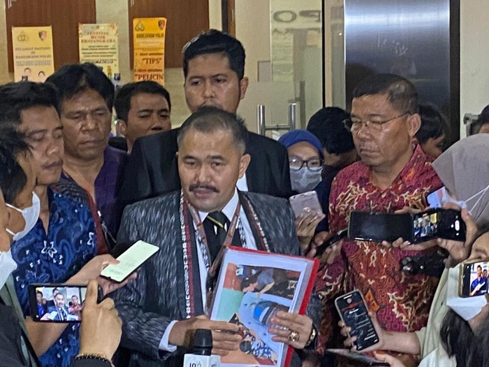 Pengacara Brigadir Yoshua usai laporkan dugaan pembunuhan ke Bareskrim (Azhar-detikcom)