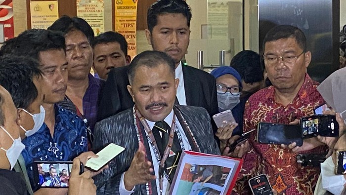 Pengacara Brigadir Yoshua usai laporkan dugaan pembunuhan ke Bareskrim (Azhar-detikcom)