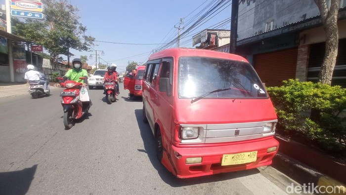Pengemudi angkot di Cianjur mengeluhkan langkanya Pertalite.