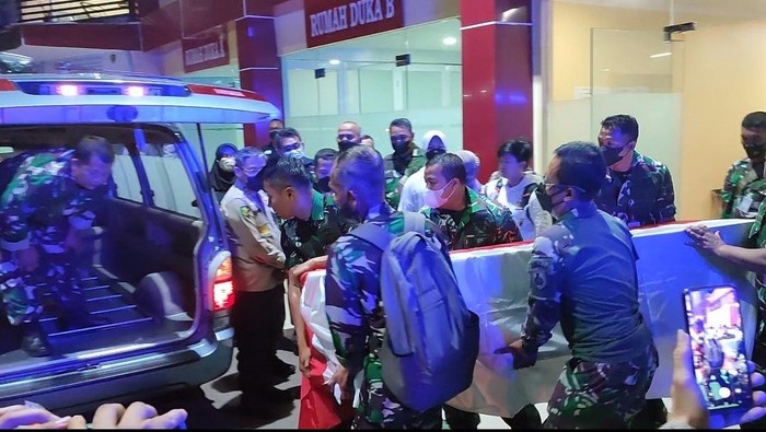 Penyerahan jenazah anggota TNI AL korban kecelakaan truk tangki Pertamina di Cibubur