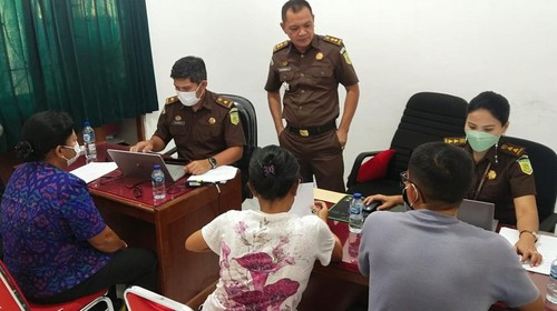 Penyidik tindak pidana khusus Kejaksaan Negeri (Kejari) Buleleng saat memeriksa 5 orang saksi yang merupakan pengurus di LPD Adat Anturan.