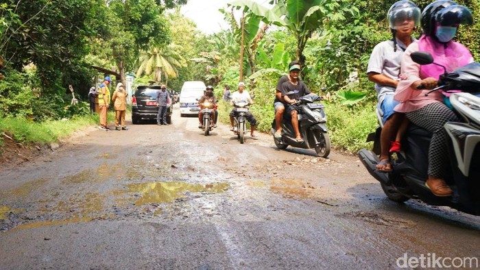 perbaikan jalan di banyuwangi