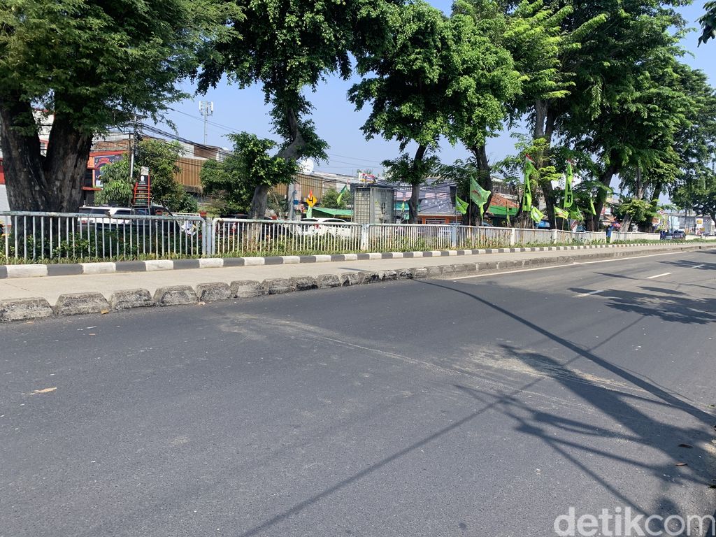 Permukaan aspal dekat Imigrasi Cipinang, Jl Bekasi Timur, Jatinegara, Jakarta Timur, sudah rata. 18 Juli 2022. (Mulia Budi/detikcom)