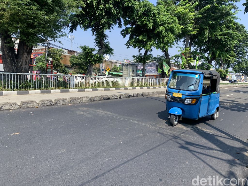 Permukaan aspal dekat Imigrasi Cipinang, Jl Bekasi Timur, Jatinegara, Jakarta Timur, sudah rata. 18 Juli 2022. (Mulia Budi/detikcom)