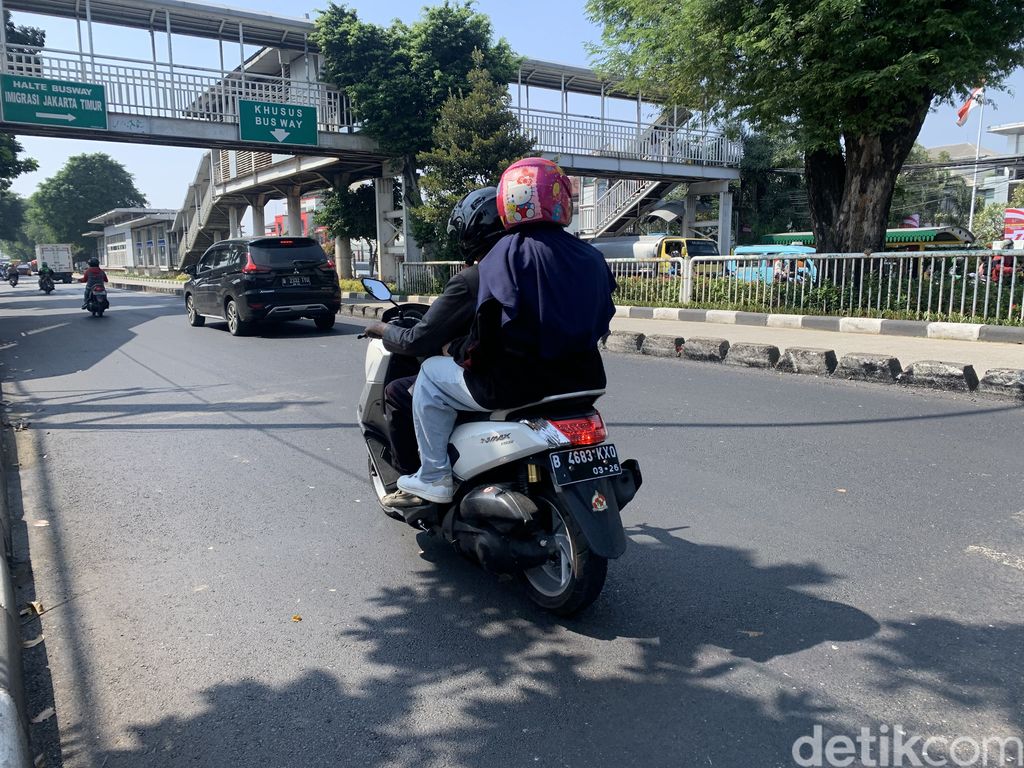 Permukaan aspal dekat Imigrasi Cipinang, Jl Bekasi Timur, Jatinegara, Jakarta Timur, sudah rata. 18 Juli 2022. (Mulia Budi/detikcom)