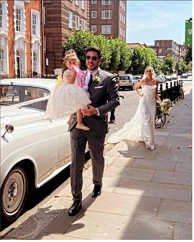 Petra Ecclestone tampil dengan gaun pengantin putih yang memiliki ekor menyapu lantai. Dia juga memakai tiara berlian-mutiara untuk mempercantik rambutnya. Foto: Dok. Instagram Petra Ecclestone