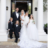 Petra Ecclestone dan Sam Palmer diketahui pacaran tidak lama setelah sang anak miliuner resmi bercerai dari pengusaha James Stunt pada 2017. Sam dan Petra dikaruniai seorang anak perempuan pada 2020. Sedangkan dari pernikahan dengan James, Petra memiliki tiga anak. Foto: Dok. Instagram Petra Ecclestone