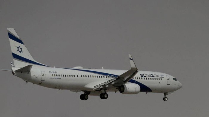 The Israeli flag carrier El Als airliner carrying Israeli and U.S. delegates approaches to land in Abu Dhabi, United Arab Emirates August 31, 2020. REUTERS/Christopher Pike