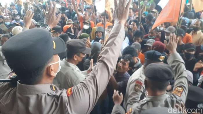 Petani sawit berunjuk rasa di depan Kantor Gubernur Jambi.