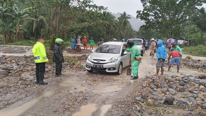 Petugas mulai membuka akses jalan Trans Sulawesi.