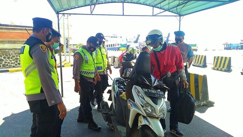 Petugas personil gabungan kepolisian melakukan pemeriksaan di Pos 2 Pelabuhan Gilimanuk Bali, Senin (18/7/2022)