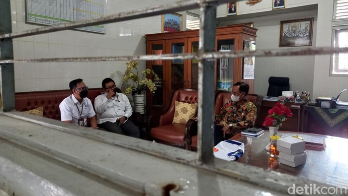 Pihak ORI Perwakilan DIY menemui Kepala SMPN 1 Depok, Sleman, untuk klarifikasi pembayaran seragam siswa, Senin (18/7/2022).