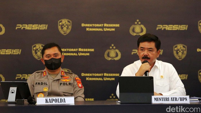 Polda Metro Jaya Ungkap Kasus Mafia Tanah Polda Metro Jaya merilis pengungkapan kasus mafia tanah, Senin (18/7/2022). Hingga saat ini total sudah ada 30 tersangka yang ditangkap dan sebagian ditahan di Polda Metro Jaya.