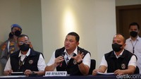 Ditreskrimum Polda Metro Jaya Komisaris Besar (Kombes) Hengki Haryadi ikut memberi penjelasan dalam konfrensi pers tersebut. Hengki mengatakan 30 tersangka itu didapat dari 12 laporan masyarakat yang diterima Polda Metro Jaya. Para korban berasal dari latar belakang yang beragam.