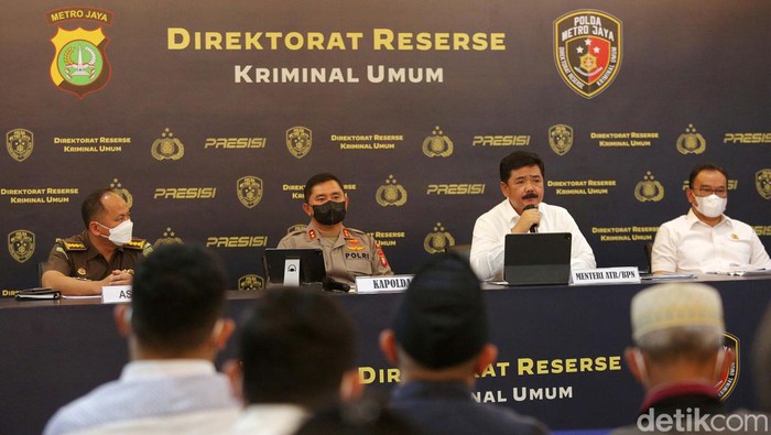 Polda Metro Jaya merilis pengungkapan kasus mafia tanah, Senin (18/7/2022). Hingga saat ini total sudah ada 30 tersangka yang ditangkap dan sebagian ditahan di Polda Metro Jaya.