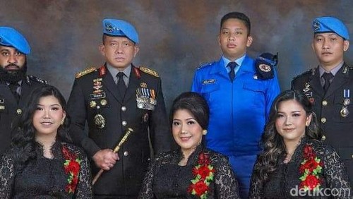 Potrer keluarga Ferdy Sambo dengan para pengawalnya.