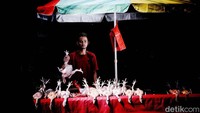 Marwan, seorang penjual ayam potong mengaku harga ayam saat ini mengalami kenaikan bekisar Rp 40.000-Rp 65.000 untuk satu ekor ayam.