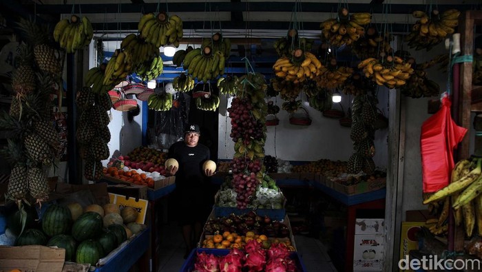 Harga kebutuhan pokok seperti daging, ayam potong, cabai hingga buah masih tinggi di Pasar Kelapa Gading Timur, Jakut. Para pedagang pun tetap mencoba bertahan di tengah tingginya harga.