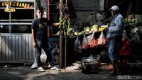 Eric, penjual sayuran keliling mengaku saat ini pendapatannya tetap stabil walaupun adanya kenaikan harga. Eric mengaku tetap bersyukur dengan rezeki yang didapat.