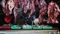Uyong, pedagang daging sapi mengaku saat ini harga daging sapi mencapai Rp 150.000 per kilogram. Hal itu mengakibatkan penjualan daging sepi. 