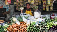 Ibu Sri, penjual sayuran juga mengaku walaupun harga sayuran naik tetapi pendapatanya masih stabil.