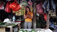 Yuli, pedagang tempe dan cabai berharap harga sembako di pasar kembali normal.