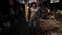 Para pedagang di pasar tradisional ini berharap pemerintah selalu menjaga kestabilan harga demi kebaikan ekonomi masyarakat yang katanya wong cilik.