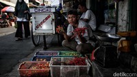 Rio, seorang pedagang cabai bercerita bahwa saat ini harga cabai masih cukup tinggi. Harga cabai merah dan rawit mencapai Rp 90.000 per kilogram. Walaupun mahal, tapi masih ada warga yang membeli.