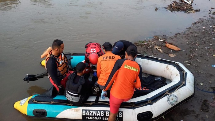 Pria yang Hanyut di Kali Ciliwung Saat Kumpulkan Botol Bekas Ditemukan Tewas (Istimewa)