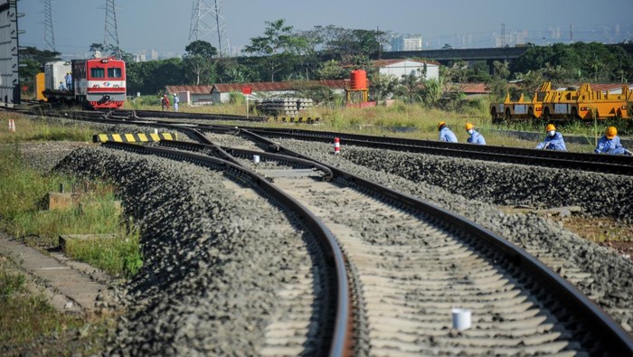 Pekerja berjalan ditengah rel pada proyek pembangunan Stasiun Kereta Cepat Jakarta Bandung di Tegalluar, Kabupaten Bandung, Jawa Barat, Senin (18/7/2022). Direktur Utama PT Kereta Cepat Indonesia China Dwiyana Slamet Riyadi mengatakan, hingga Juni 2022 progres fisik pembangunan kereta cepat jakarta bandung telah mencapai 76 persen dari keseluruhan. ANTARA FOTO/Raisan Al Farisi/hp.