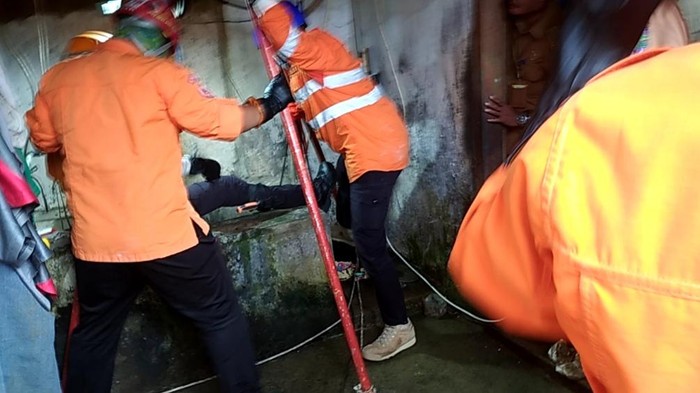 Proses evakuasi korban tewas dalam sumur.