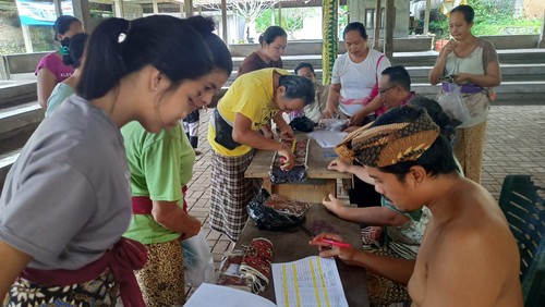 Proses seleksi dan penilaian kain gringsing di Desa Wisata Tenganan Pegringsingan, Karangasem, Bali, Senin (18/7/2022). Kain gringsing tersebut akan dijadikan sebagai suvenir untuk para delegasi G20.