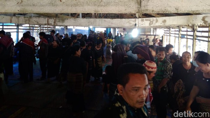 Prosesi adat pengebumian satu warga Sumut korban penembakan KKB di Papua.
