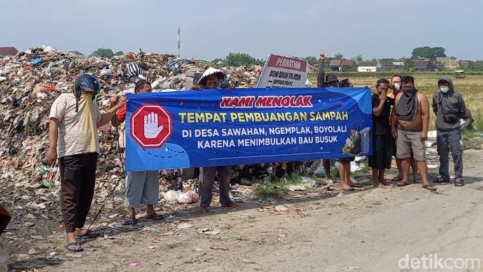 Saat warga Sawahan membentangkan spanduk protes TPS sampah di wilayahnya.