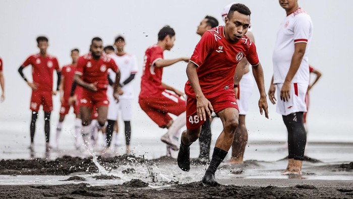 PSS Sleman menggelar latihan di pantai untuk persiapan melawan PSM Makassar.