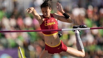Ragam Gaya Atlet Lompat Galah di Kejuaraan Atletik Dunia