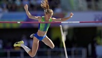 Tina Sutej dari Slovenia dalam kejuaraan dunia atletik 2022. Dalam cabang olahraga ini, setiap atlet memiliki tiga kali kesempatan melompat.