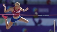 Katie Nageotte dari Amerika Serikat bertanding di final lompat galah putri yang berlangsung di Eugene, Amerika Serikat, Minggu (17/7/2022).