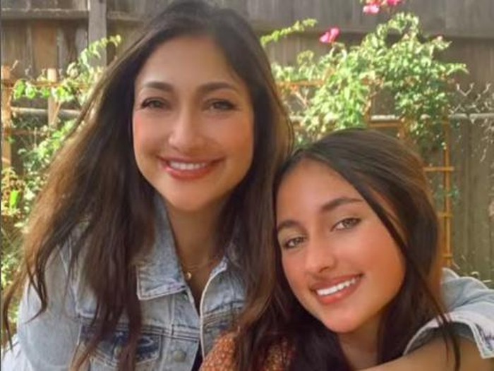 Rahma Azhari dan putri sulungnya.