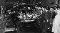 Di tahun yang sama para pekerja merayakan produksi ke-100 ribu VW Beetle.