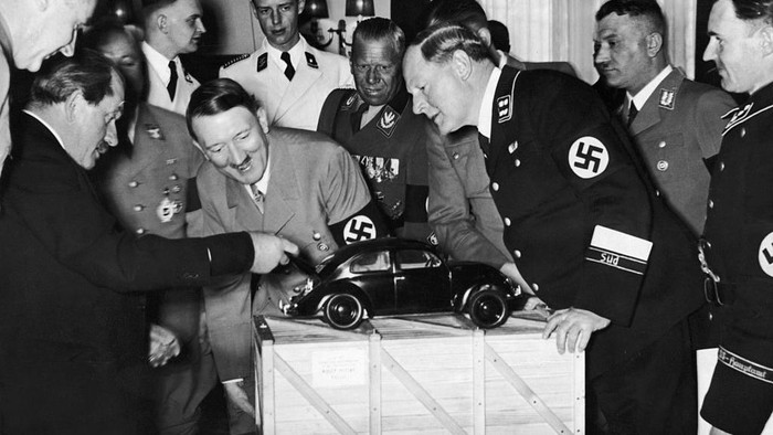 Rekam Jejak VW Sejak Hitler hingga Jadi Mobil Listrik Volkswagen atau VW merupakan pabrikan mobil asal Jerman yang berdiri sejak 1937. Berikut rekam jejak VW sejak dicoba Hitler hingga menjadi mobil listrik.