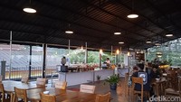 Restoran yang terdiri dari tiga lantai ini juga menawarkan pemandangan yang luar biasa. Jika naik ke lantai tiga dan memilih makan di area outdoor mata pelanggan akan disuguhkan dengan pemandangan pegunungan yang indah dan sejuk. Foto: detikcom/Diah Afrilian