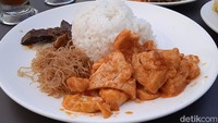 Hanya dengan membayar Rp 10.000 pelanggan juga bisa memilih paket Nasi Paru dan mendapatkan nasi putih, bihun goreng serta potongan paru. Tekstur daging parunya juga cukup lembut dan tidak alot. Foto: detikcom/Diah Afrilian