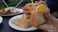 Camilan bernama canape menjadi salah satu sajian gorengan yang banyak penggemarnya di sini. Canape di dini berisi bihun dengan potongan telur rebus. Ukuran canape yang cukup besar juga bisa dinikmati untuk dua orang jika masih merasa butuh camilan setelah makan. Foto: detikcom/Diah Afrilian