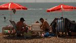 Ribuan Warga Inggris Padati Pantai di Tengah Gelombang Panas
